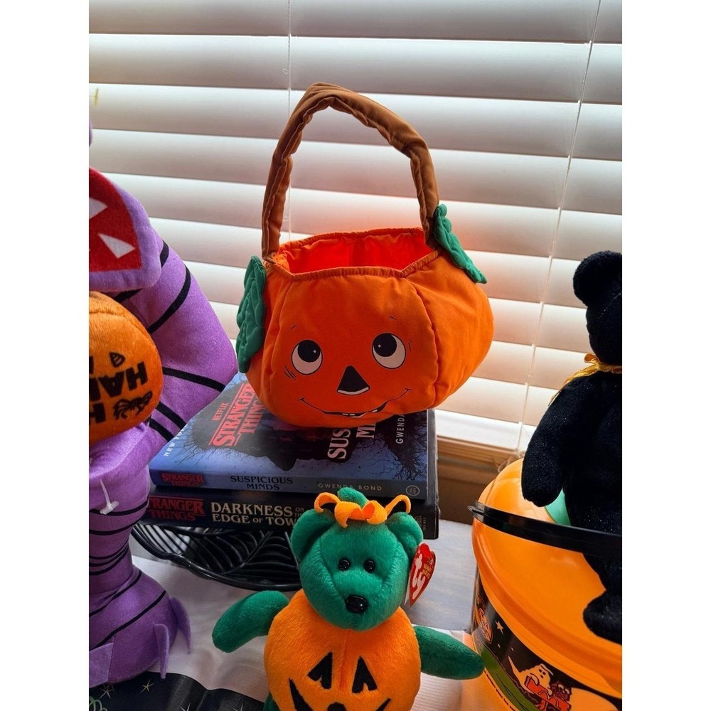 Halloween pumpkin candy bucket and Halloween pumpkin candy bucket and plush toy